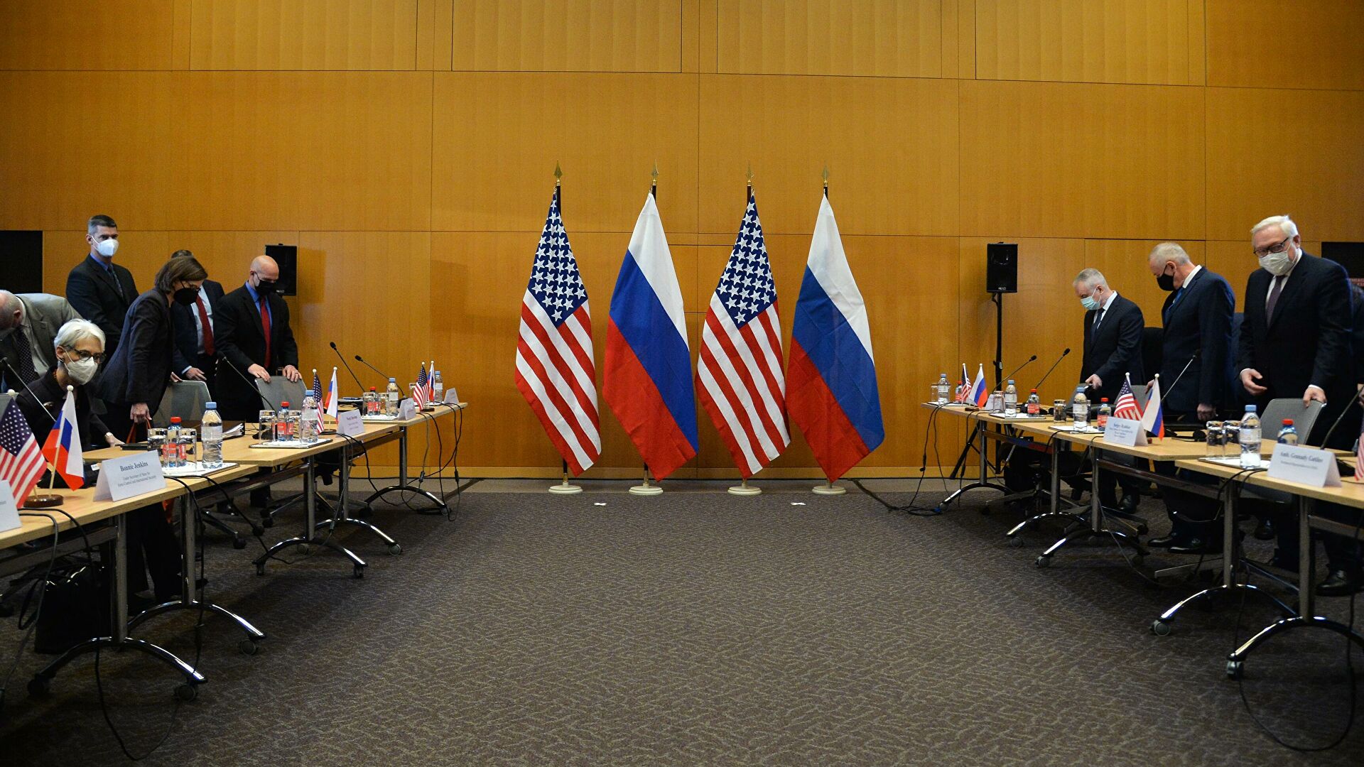 Переговоры России и США по безопасности приостановились на обед - РИА Новости, 10.01.2022